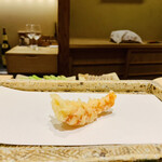 日本橋 蕎ノ字 - ■車海老（鹿児島産）
      ☆一つ目のレアの海老は塩で頂く。絶妙な火入れ加減である。