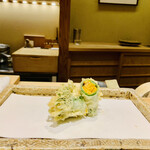 日本橋 蕎ノ字 - ◆うに大葉巻き（北海道産）。
      ◎馬糞雲丹を大葉に巻いて天ぷらは格別な美味さ。塩で頂く。