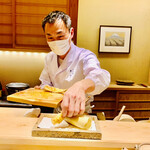 日本橋 蕎ノ字 - ◎京都山城産のたけのこ天ぷらを器に載せて行く。