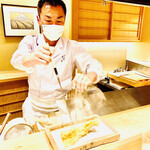 日本橋 蕎ノ字 - ◎穴子の天ぷらを目の前でジュッと音を立てながら割って行く。