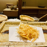 日本橋 蕎ノ字 - ◆ 桜えびかき揚げ。
      ◎えびの甘みと香ばしさは何とも言えない美味さ。　
