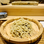 日本橋 蕎ノ字 - ◆二八蕎麦。
      ◎蕎麦粉は茨城県の常陸秋そばと静岡の川根本町産の蕎麦粉を混ぜて使用。　
      