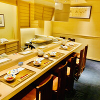 日本橋 蕎ノ字 - ◎店内はカウンター席が８席。コロナ対策で席を減らしている。