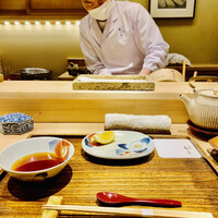 日本橋 蕎ノ字 - ◎天つゆと大根おろし、塩とレモンが置かれている。