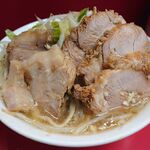 ラーメン二郎 - 小ブタでこのブタの量は圧巻です！