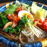 あり - わたしの「冷麺」(¥580-税込)です。蓋を開けてお汁(つゆ)をかけたところです。