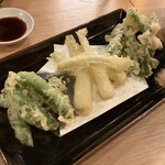 二◯加屋長介 - 【季節野菜の天ぷら 700円(税別)】左からスナップエンドウ、島らっきょう、グリーンアスパラ