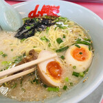 山岡家 - サービスの味玉、スープから出てきました♡