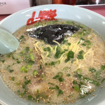 山岡家 - 着丼時の朝ラーメンの様子
      見た目は地味ですが、中にちゃんと・・