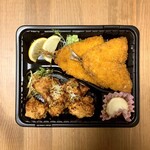 魚肴酒場 よし乃 - あじフライ (2枚) ¥400- (税込)油淋鶏 ¥590- (税込)