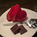 バー エイジング - お通し（イチゴとチョコ）