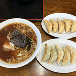 竹岡ラーメン - ラーメンと焼き餃子、揚げ餃子