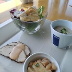 レガーロ - サラダ+白味噌のドレッシング、ゴマとジャガイモの冷製スープ、鶏むね肉のボイル、イカと白えんどう豆の和え物