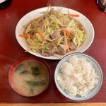 だるまや食堂 - 肉野菜炒め ¥400 ＋ ライス ¥200 ＋ みそ汁 ¥100