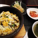 東大門タッカンマリ - プルコギ春雨＋チーズトッピング 具の下にご飯がたっぷり入っていました。プルコギ春雨が少なくて残念。