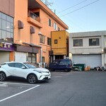 とくちゃん - 店舗外観、駐車場　
焼肉高木さんの駐車場内にひっそりとあるお店。
この焼肉屋さんで食べなければ、このお店の存在にも気付かないだろう