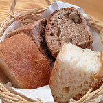 アドゥエパッシ - 高加水パン、いちじくとくるみのパン