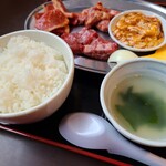 炭火焼肉 ときん - ご飯とスープです。