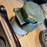 日本料理 滴翠 - プリンの蓋は柿の葉