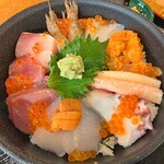 おけしょう鮮魚の海中苑 - 11種ものネタが入った海鮮丼(海)/1,980円