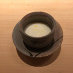 Sushi Karashima - 浅蜊出汁の茶碗蒸し
                        →卵の白身と浅蜊出汁のみ！シンプルだが旨い(^O^)／