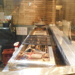 Kanzen Koshitsu Izakaya Kushiyaki Moga Ru - 串焼きを焼くところ