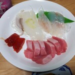 虹のマート - 塩釜産本マグロ大トロ、青森県産ヒラメ、ヤリイカ（盛り付けは自作）