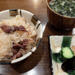 割烹 だいだい - 蛍烏賊の炊き込みご飯、あおさの味噌汁、香の物
