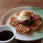 FUGLEN - プレーンワッフル チョコレート＋キャラメルソース＋アイスクリームトッピング