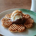 FUGLEN - プレーンワッフル チョコレート＋キャラメルソース＋アイスクリームトッピング