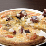 ワインバーテラ - 魚介類たっぷりな「魚貝のピザ」。種類豊富なメニューはどれもリーズナブル＆ボリューミー！