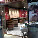 明るいワインバー