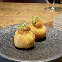 series - １. 槍烏賊 XO醬 大根餅
                    金華ハムを合わせた大根餅に衣を付けフライに。
                    揚げるのが珍しいのですが、上にXO醬と槍烏賊の組合せがサクサクモチモチとした食感に合うのです♬
                    もう一回り大きくして下さい！