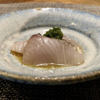 series - ３. 鰆 藁燻製 椒麻ソース
                    上に青葱と山椒の椒麻（ジャオマー）ソースをのせた鰆、燻した香りに山椒の爽やかさに、何処となくニンニクの風味を感じる一皿、これにはビールが良かったかな！