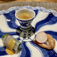 series - ４. 甘海老 紹興酒漬け
                      小さいけど紹興酒で旨みが増してる。
                      
                      ５. 大連産くらげ 柚子風味
                      コリコリ。
                      
                      ６. 真鯛 菜の花 棒棒ソース
                      なんとなく微妙なんだよな〜。
                      棒棒ソースが弱いのかな？