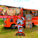KAGUYAMA BASE PIZZA ROTORO - 倉庫前の移動販売車から提供