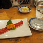 Sushi Sakaba Sashisu - うにく ＆ 冷酒（赤武 純米）