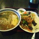 中華料理 千滋百味 - ラーメンセット700円(醤油ラーメン&牛肉飯)