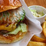 BBQアボカドバーガーにチーズトッピング。