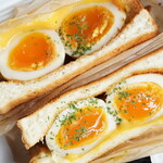 珈琲 遇暖 - 【2021.04】半熟味たまごとトリプルチーズのホットサンド(500円)