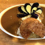 Karakuchi Rabo - 合いがけ（玄米大盛）はもはやダムカレー！メンチカツと茄子トッピング