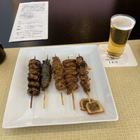 天然うなぎ しま村 - 串焼き盛り合わせ。カブト、ヒレ、つくね、レバー、キモ焼の5点セット。