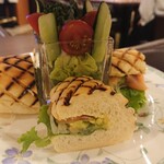 Shinari - アフタヌーンティーセットの一番下のプレート サラダと、サーモンとアボカドのサンドイッチ