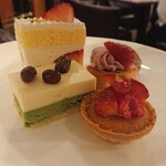 Shinari - アフタヌーンティーセットの真ん中のプレート プチサイズのケーキとマカロン、クッキー