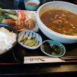 みね八 - 日替わり（豚肉カレーうどん＋唐揚＋ライス、小鉢、漬物）