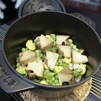 日本料理 TOBIUME - ◆瑞穗　”豆、豆、豆”・・春のお豆を使用した炊き込みご飯だと思ったいましたら、 女将さんが蓋を開けられた瞬間、ナント、ナント「黒鮑」様が特別ゲストで登場。嬉しいやら、驚くやら。(≧◇≦) ほぼ1個入ってますよ、嬉しい。お豆は「グリーンピース」「空豆」「スナップエンドウ」
