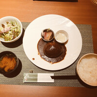 鉄板ダイニング織部 - 自家製ハンバーグセット　1000円
                    自家製デミグラスソース