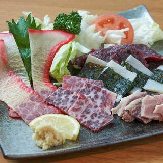 人気の逸品「鯨のお造り盛合せ」は、国産の上質な鯨肉を使用◎