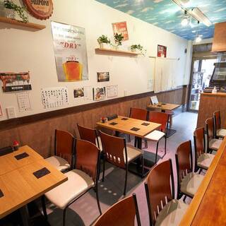 オーナー自ら内装を手掛けた店内はアットホームな空間。宴会も◎