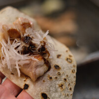 とり料理 鳥者 - 北京ダックの皮に巻いて食べる、その名も「北京バード」（笑）
                    